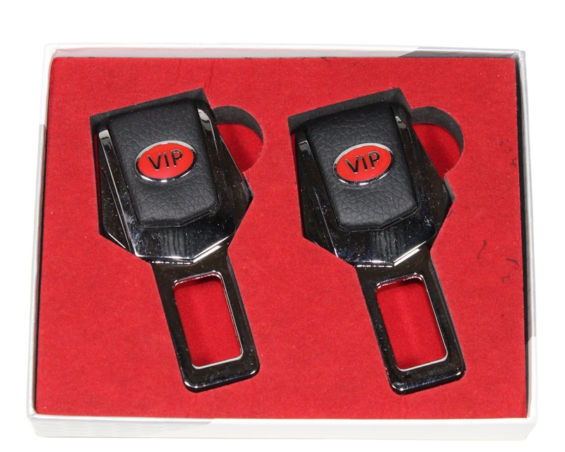 Заглушка ремня безопасности с кожаной вставкой   VIP , с КРАСНОЙ вставкой